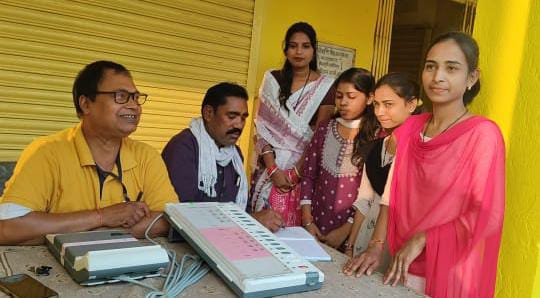 जिले में ईवीएम से आम जनता को दी जा रही मतदान की जानकारी…