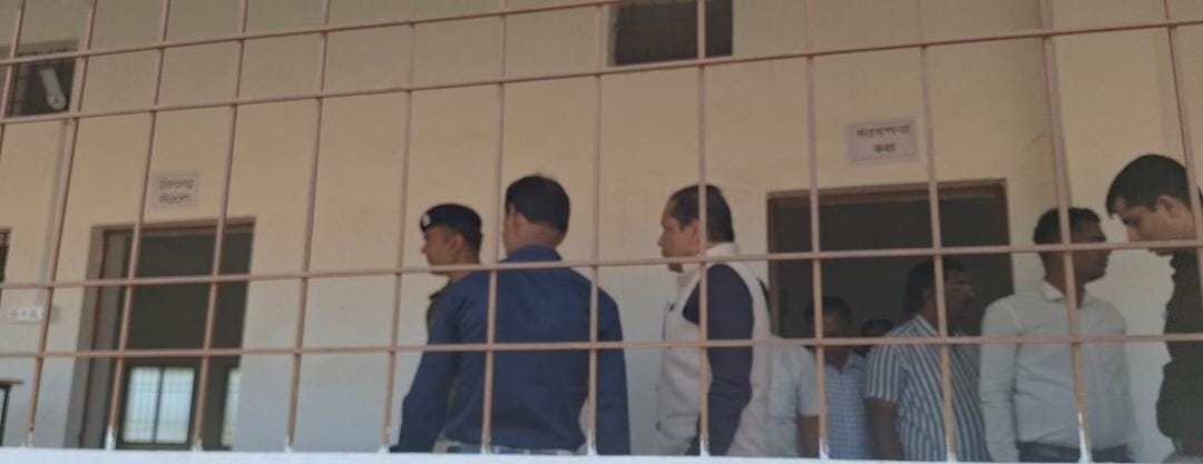 कलेक्टर धर्मेश साहू और एसपी पुष्कर शर्मा ने बिलाईगढ़ क्षेत्र के मतदान कार्यों का निरीक्षण किया…