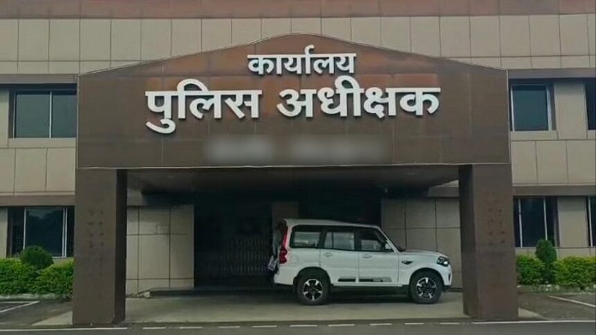 ड्यूटी के दौरान दूसरी जगह रायफल छोड़कर सोता रहा आरक्षक, लापरवाही पर एसपी ने लिया बड़ा एक्शन…