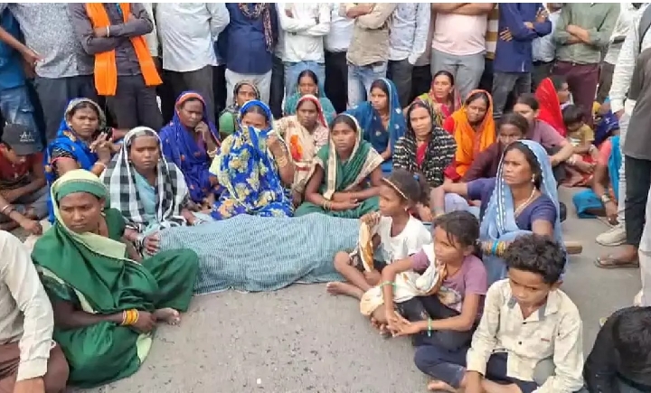 छत्तीसगढ़:-पुलिस की प्रताड़ना से तंग आकर युवक ने फांसी लगाकर की आत्महत्या…शव को सड़क पर रख किया प्रदर्शन…