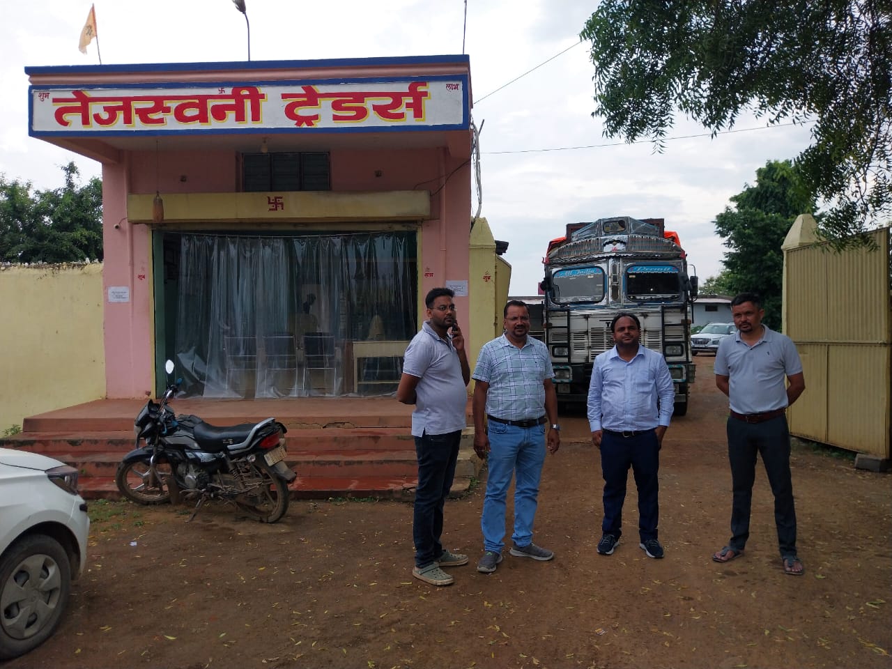 अवैध बेचने से पहले 600 बोरी यूरिया से लोड ट्रक पकड़ाया…सरसींवा के तेजस्वनी ट्रेडर्स से अवैध यूरिया जप्त…
