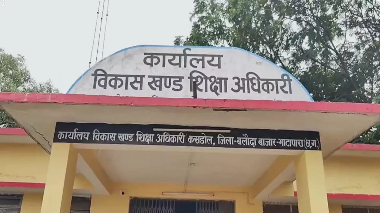 शिक्षा अधिकारी से बत्तमीजी करने वाला शिक्षक निलंबित…